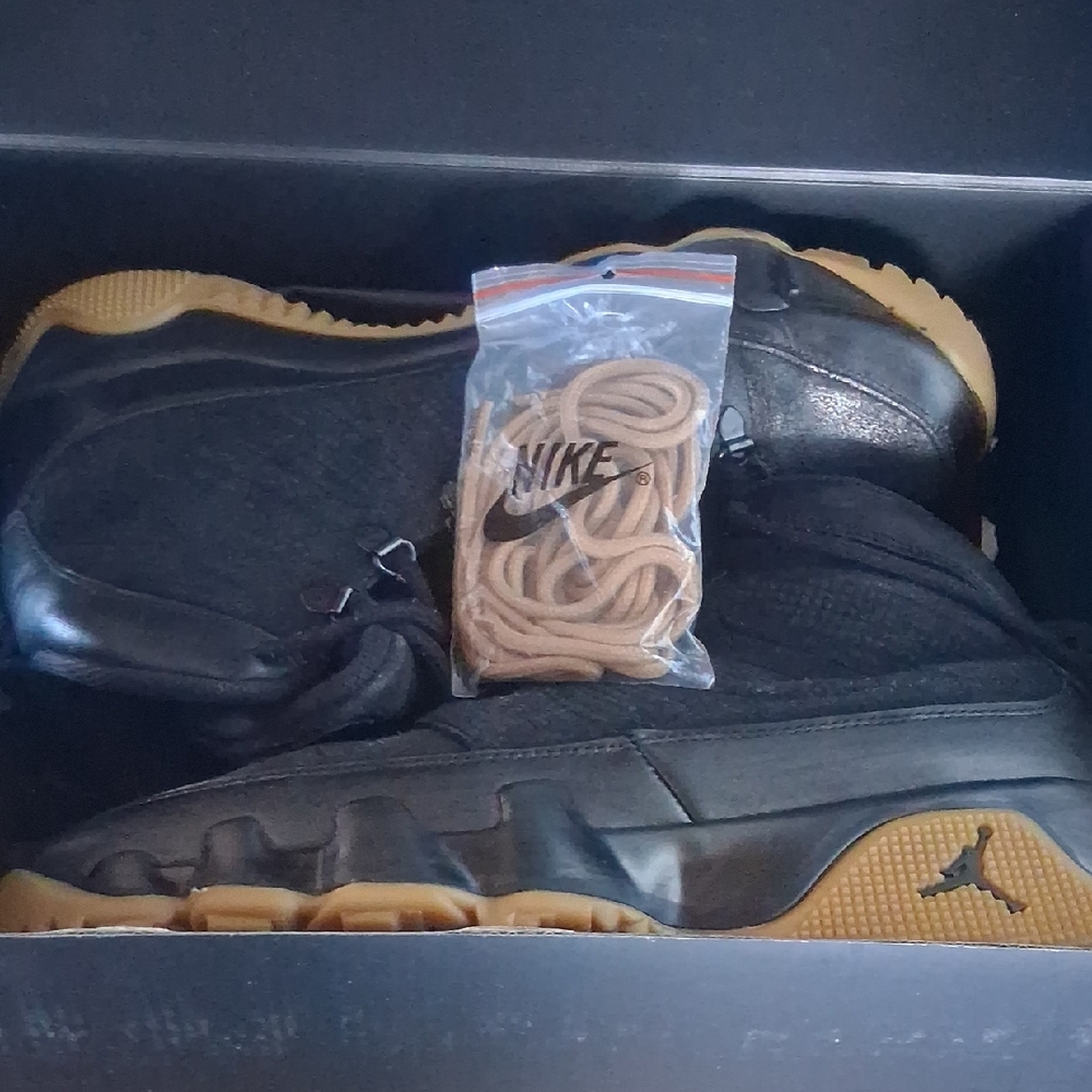 Jordan Men's Black and Gold Sneakers